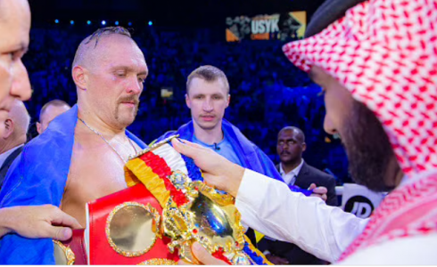 لحظة تتويج اللاعب الأوكراني أولكسندر أوسيك بطلًا للعالم في الملاكمة عقب مشاركته في نزال البحر الأحمر