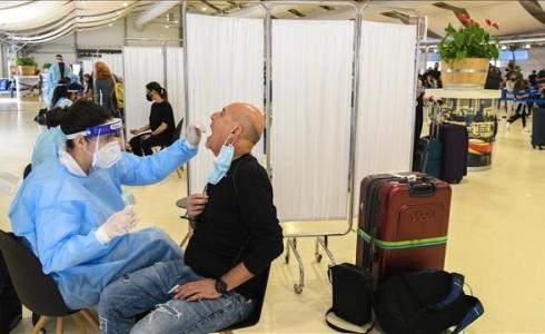 طبيب يجري فحص كورونا لأحد المسافرين في مطار بن غوريون الإسرائيلي - أرشيفية