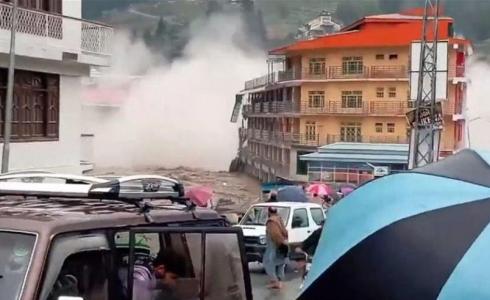 انهيار فندق في باكستان بسبب السيول