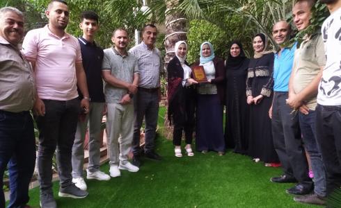 الجبهة الديمقراطية تزور الناجحين في الثانوية العام