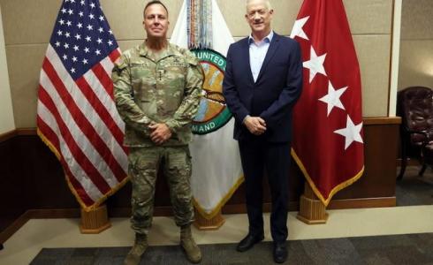 وزير الأمن الإسرائيلي بيني غانتس مع  قائد القيادة المركزية الأمريكية الجنرال مايكل كوريلا