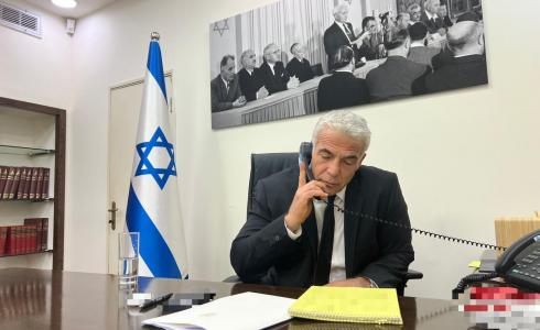 يائير لابيد خلال الاتصال الهاتفي مع بايدن