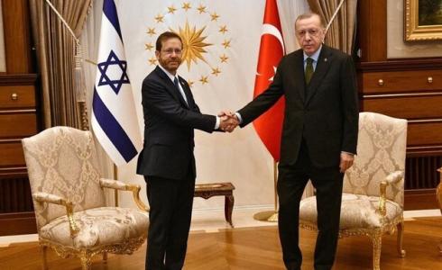 الرئيس  الاسرائيلي يتسحاق هرتسوغ مع نظيره الرئيس التركي رجب طيب اوردوغان