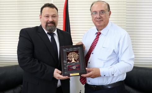 أبو مويس يبحث مع سفير لاتفيا سبل تعزيز التعاون في مجالات التعليم العالي