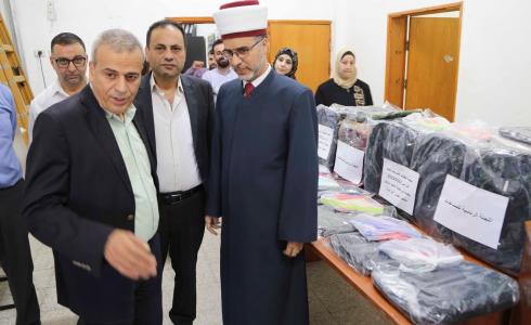 توزيع مكرمة الرئيس عباس بمناسبة العام الدراسي الجديد في قلقيلية