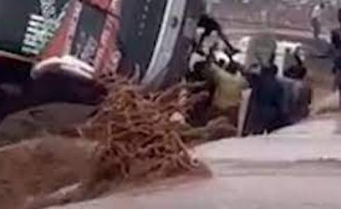 سيول السودان تتسبب في انقلاب حافلة ومقتل أم وابنتها