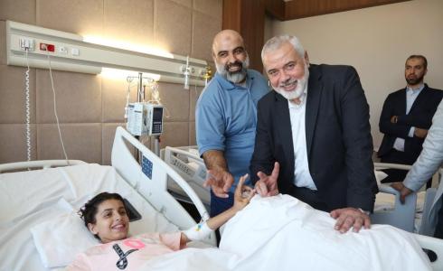 هنية يتفقد الطفلة المصابة رهف سليمان خلال علاجها وشقيقها في أنقرة