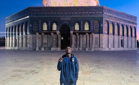 نجم باريس سان جيرمان يوثّق زيارته إلى المسجد الأقصى