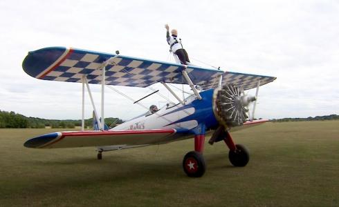 إمرأة  في سن الـ93 عاما تربط نفسها على جناح طائرة محلقة في السماء