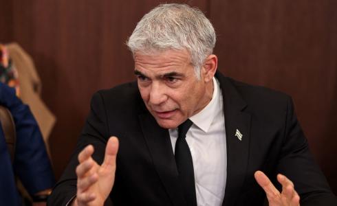 لابيد يهاجم الرئيس الفلسطيني بعد تصريحاته حول "الهولوكوست"