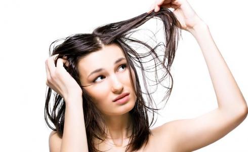 5 نصائح أساسية للعناية بالشعر الدهني في الصيف