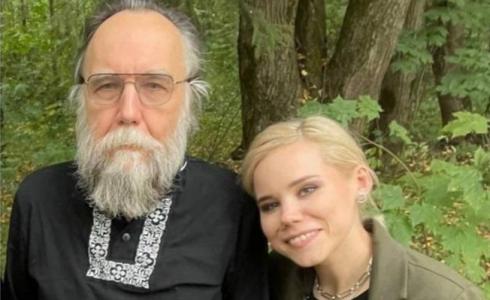 الضحية داريا دوغين ووالدها الفيلسوف الروسي ألكسندر دوغين