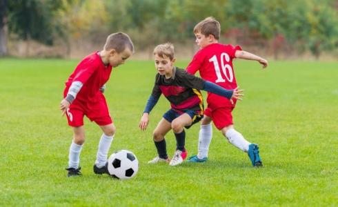 كرة القدم تعلم الأطفال المنافسة السليمة