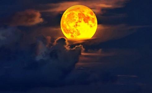 موعد ظهور القمر العملاق الرابع والأخير بالسعودية 