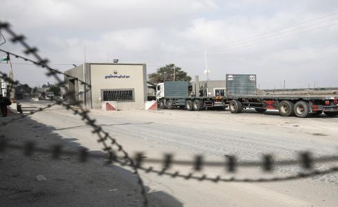شاحنات في معبر كرم أبو سالم التجاري في غزة