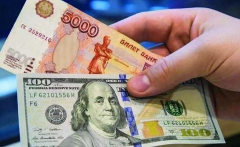 الروبل الروسي ينخفض أمام الدولار لأقل مستوى في 3 أسابيع