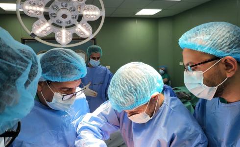 وفد طبّي يزور قطاع غزّة ويجري 26 عملية جراحية معقدة