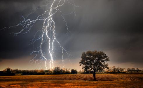 لحظة نزول صاعقه - ارشيف