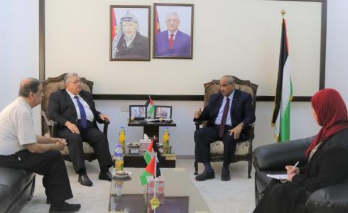 رئيس جامعة الأزهر يبحث سبل التعاون المشترك مع وزارة الأشغال خلال زيارة في رام الله