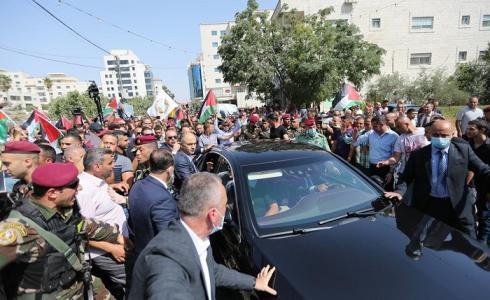 فلسطينيون يستقبلون الرئيس عباس برام الله بعد عودته من ألمانيا