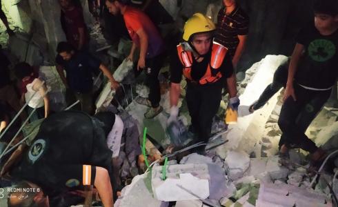 من أعمال البحث عن مفقودين في غارة إسرائيلية على منزل برفح