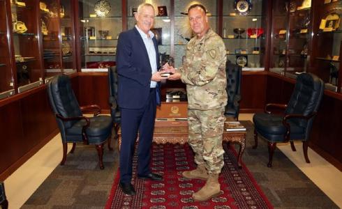 لقاء غانتس بقائد القيادة المركزية الأمريكية