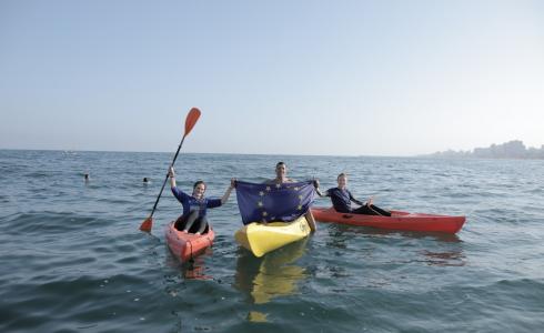 وفد من الاتحاد الأوروبي يمارس رياضة التجديف على شاطئ بحر غزة