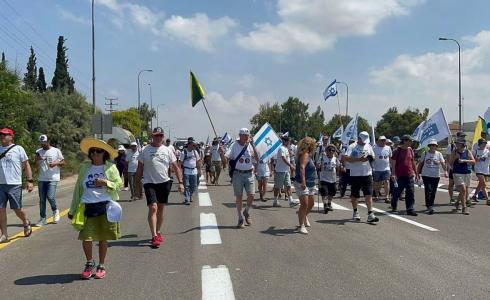 مسيرة عائلة "غولدين" تقترب من حدود قطاع غزة