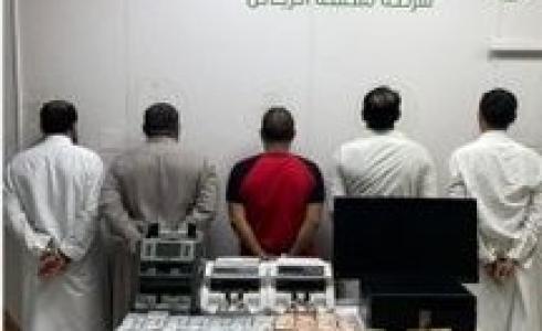 شرطة منطقة الرياض تضبط 5 مخالفين جمعوا أموالاً مجهولة 