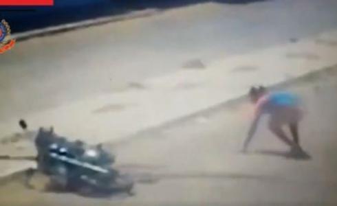 سائق دراجة هندي ينجو من الموت مرتين