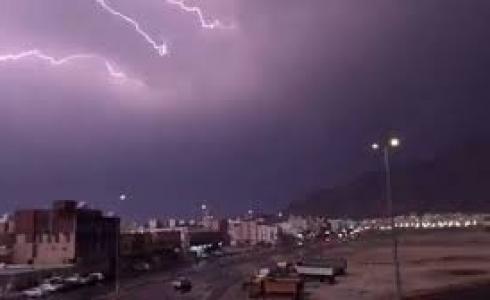 البرق يضيء سماء محافظة أضم بمكة المكرمة