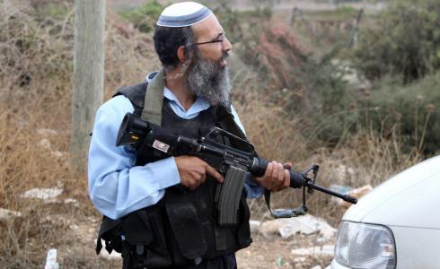 مستوطن يحمل سلاحه - أرشيف