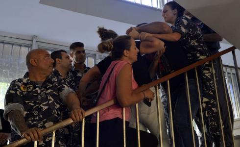 لبنانيون يقتحمون مقر وزارة العدل