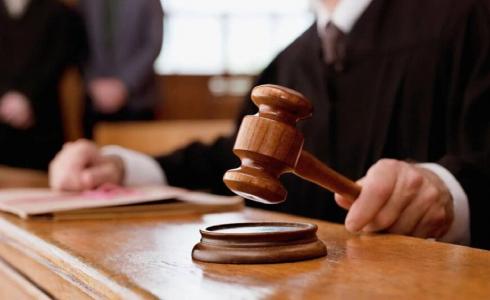 الكشف عن فتاة سمم عائلتها بمبيد الصراصير عام 2004