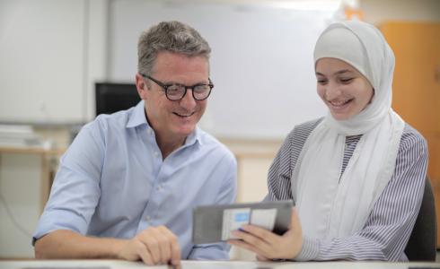بدعم من الاتحاد الأوروبي.. الأونروا بغزة توزع لوحات رقمية على طلبة المدارس