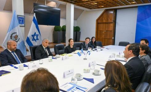 رئيس الوزراء الاسرائيلي يائير لابيد مع وزير خارجية دولة غواتيمالا