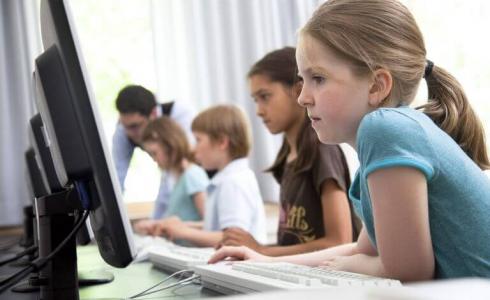 أطفال يتعلمون لغات البرمجة - توضيحية