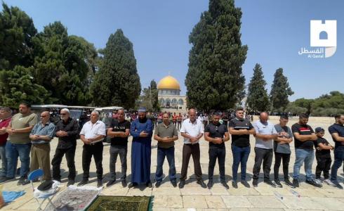 آلاف المواطنين يؤدون صلاة الجمعة في رحاب المسجد الأقصى