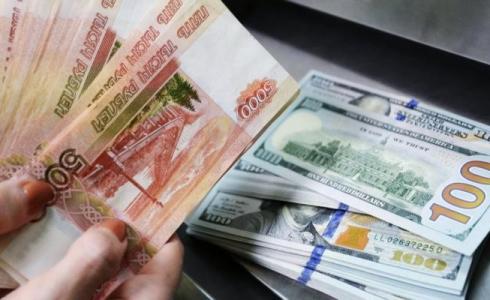 سبب تراجع الروبل الروسي مقابل الدولار اليوم الأربعاء