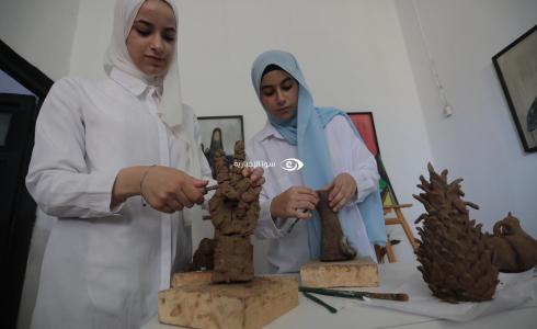 أطفال من غزة يتعلمون "نحت الأشكال الفنية" باستخدام الطين والجبس