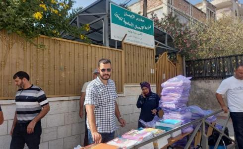 توزيع كتب المنهج الفلسطيني غير المحرف