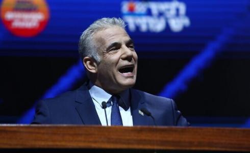 رئيس الوزراء يائير لبيد يتحدث خلال حدث انتخابي لحزب "يش عتيد" في تل أبيب