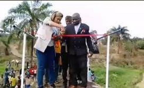 لحظة سقوط جسر بالمسؤولين أثناء افتتاحه في الكونغو