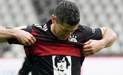 ليفاندوفسكي يحمل صورة الراحل جيرد مولر-أرشيف.