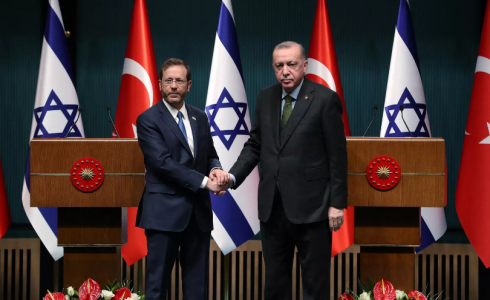 الرئيس التركي رجب طيب اردوغان مع الرئيس الاسرائيلي يتسحاق هرتسوغ