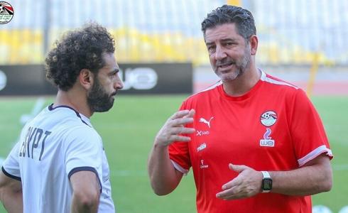 اللاعب المصري محمد صلاح مع مدرب المنتخب المصري فيتوريا