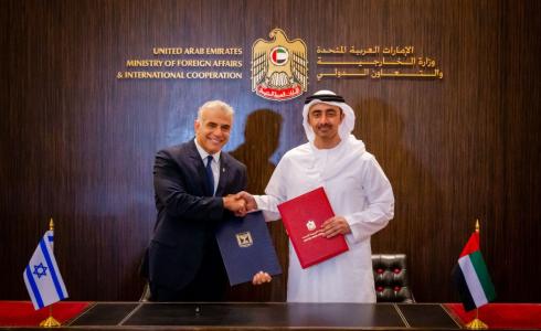 وزير الخارجية الامارتي عبدالله بن زايد مع رئيس الوزراء الاسرائيلي يائير لابيد