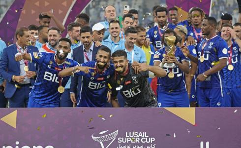 احتفال الهلال السعودي بتتويجه بكأس لوسيل عقب فوزه على الزمالك المصري- أرشيف.