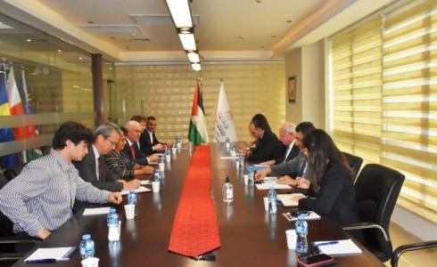جانب من لقاء وزير الخارجية رياض المالكي مع وفد الفدرالية الدولية في رام الله