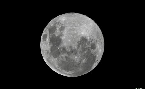 الإمارات تستعد لإطلاق أول مركبة فضائية الى القمر